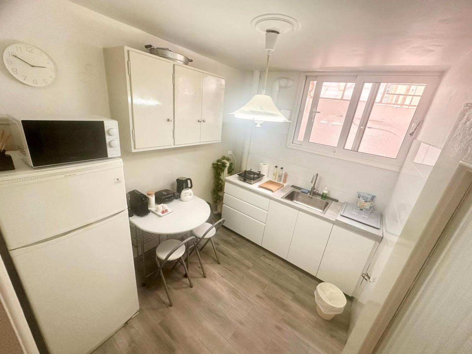 Vestige Basement Apartment Atenas Exterior foto