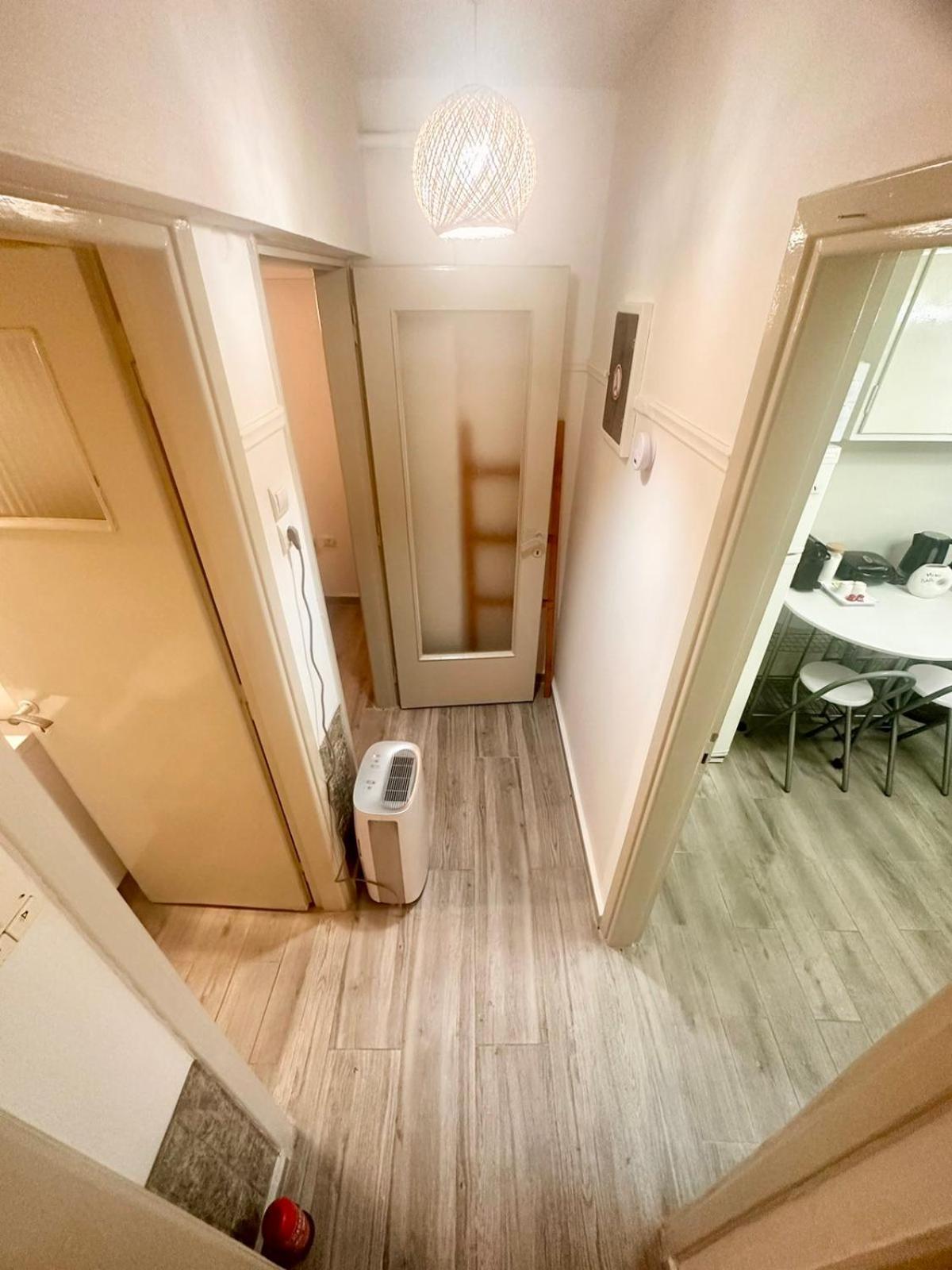 Vestige Basement Apartment Atenas Exterior foto